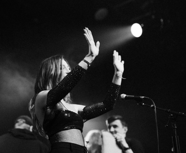 Laneva winkt Fans zu