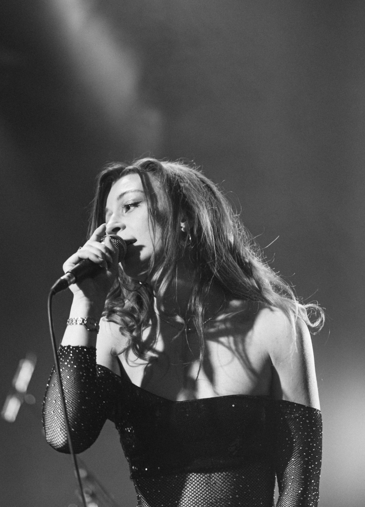 Laneva singend beim Live-Auftritt